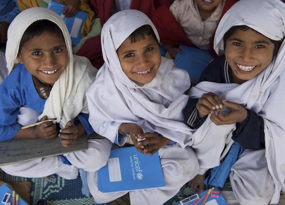 Děti z Pakistánu, obdařené Unicef dary