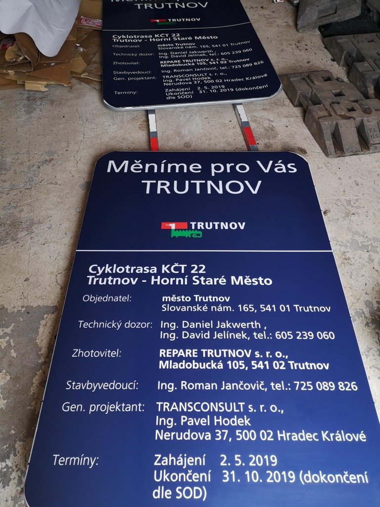 Tabule s informacemi o rekonstrukci v městě Trutnov