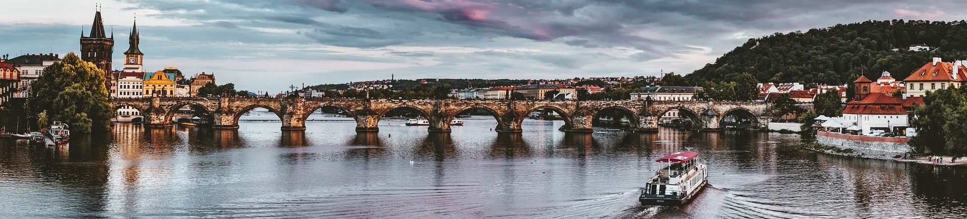 Panorama Prahy s výhledem na Karlův most