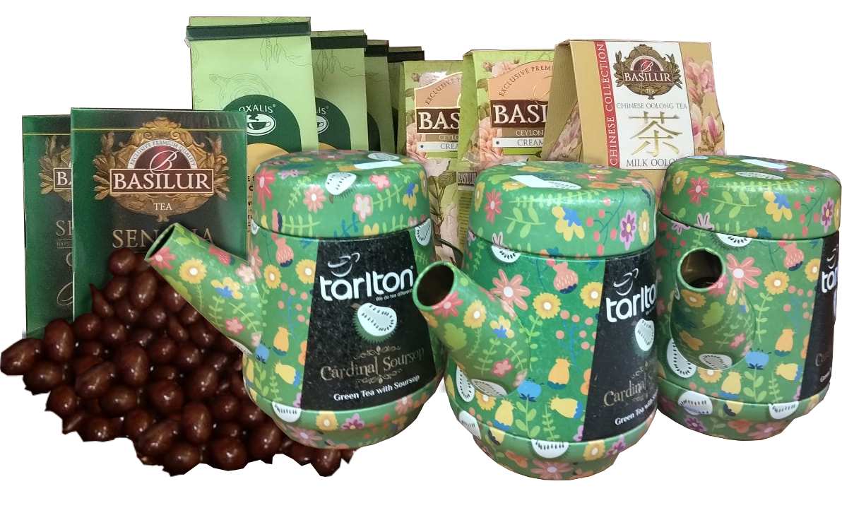 Různobarevné krabičky od čajů, čajové konvice v popředí a v pozadí rozsypané ořechy v čokoládě