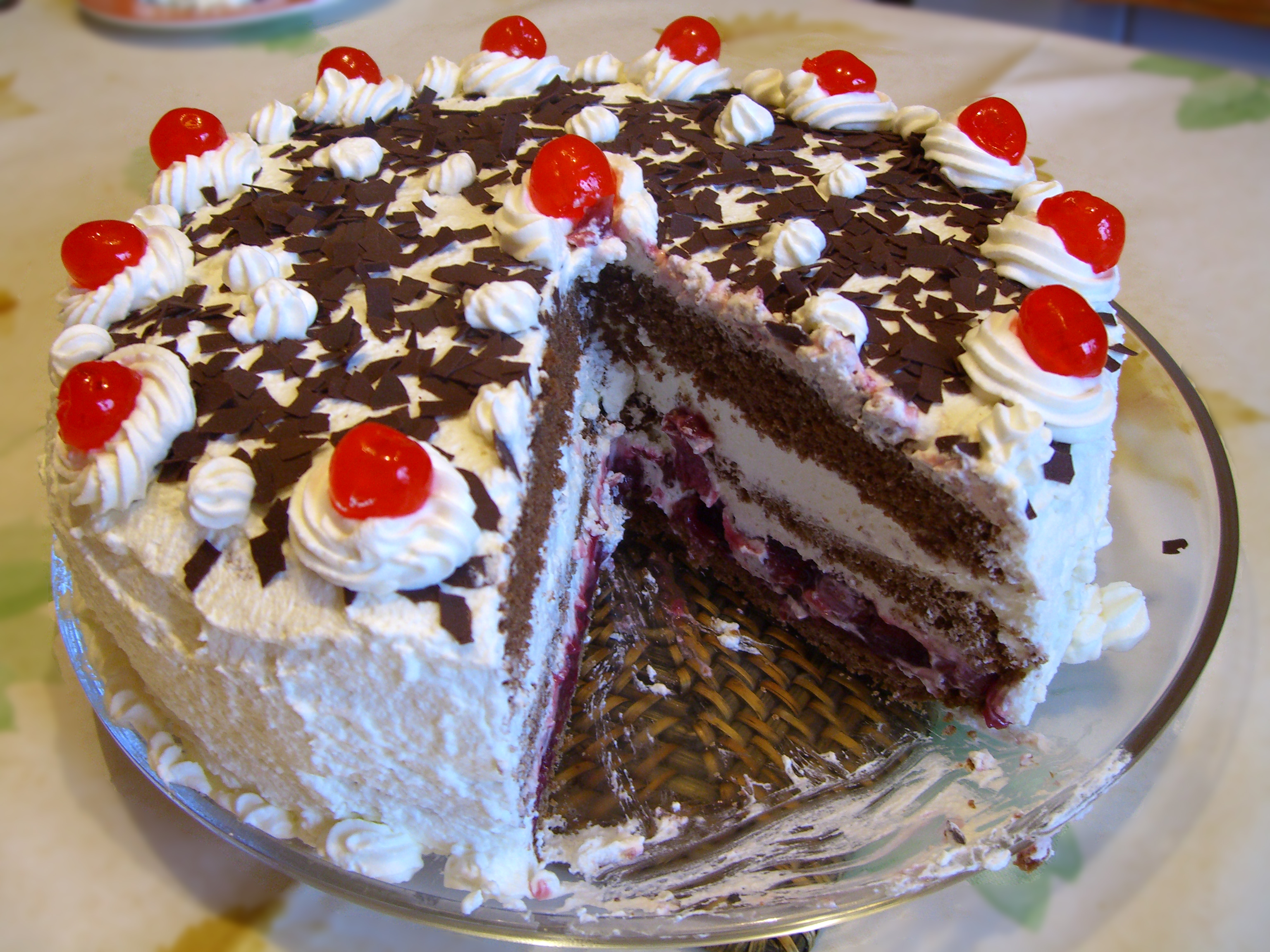 Fotografie bezlepkového čokoládového dortu s višněmi