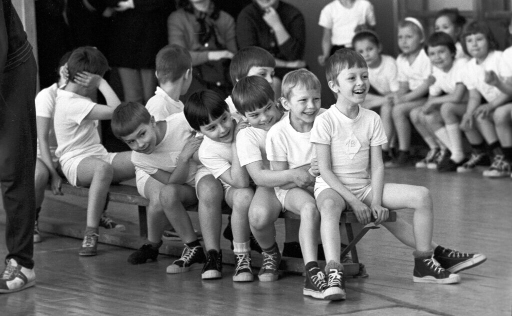 Černobílá fotka dětí na lavičce