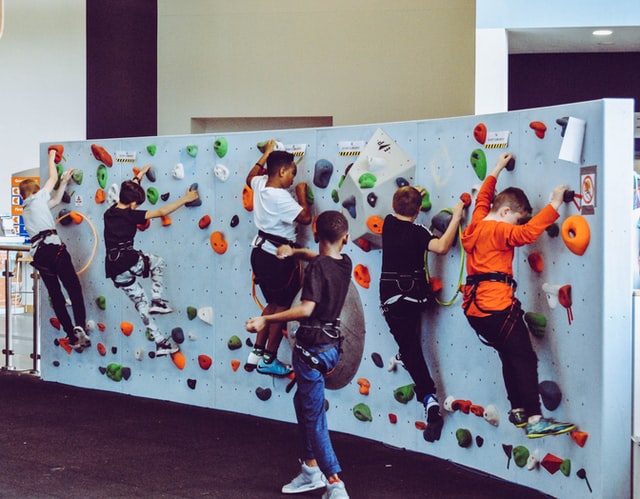 Děti na lezecké stěně